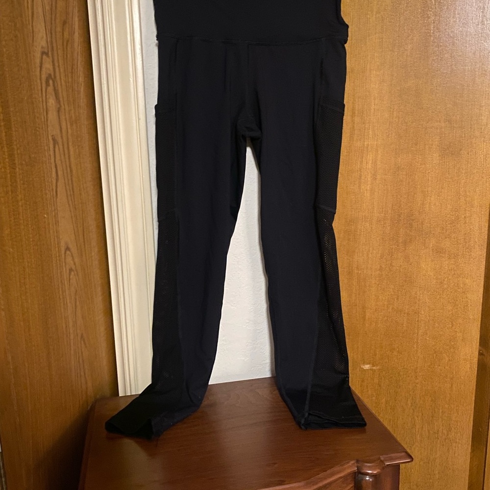 Black Aerie leggings with see through pattern on both sides of the legs - Picture 3 of 6